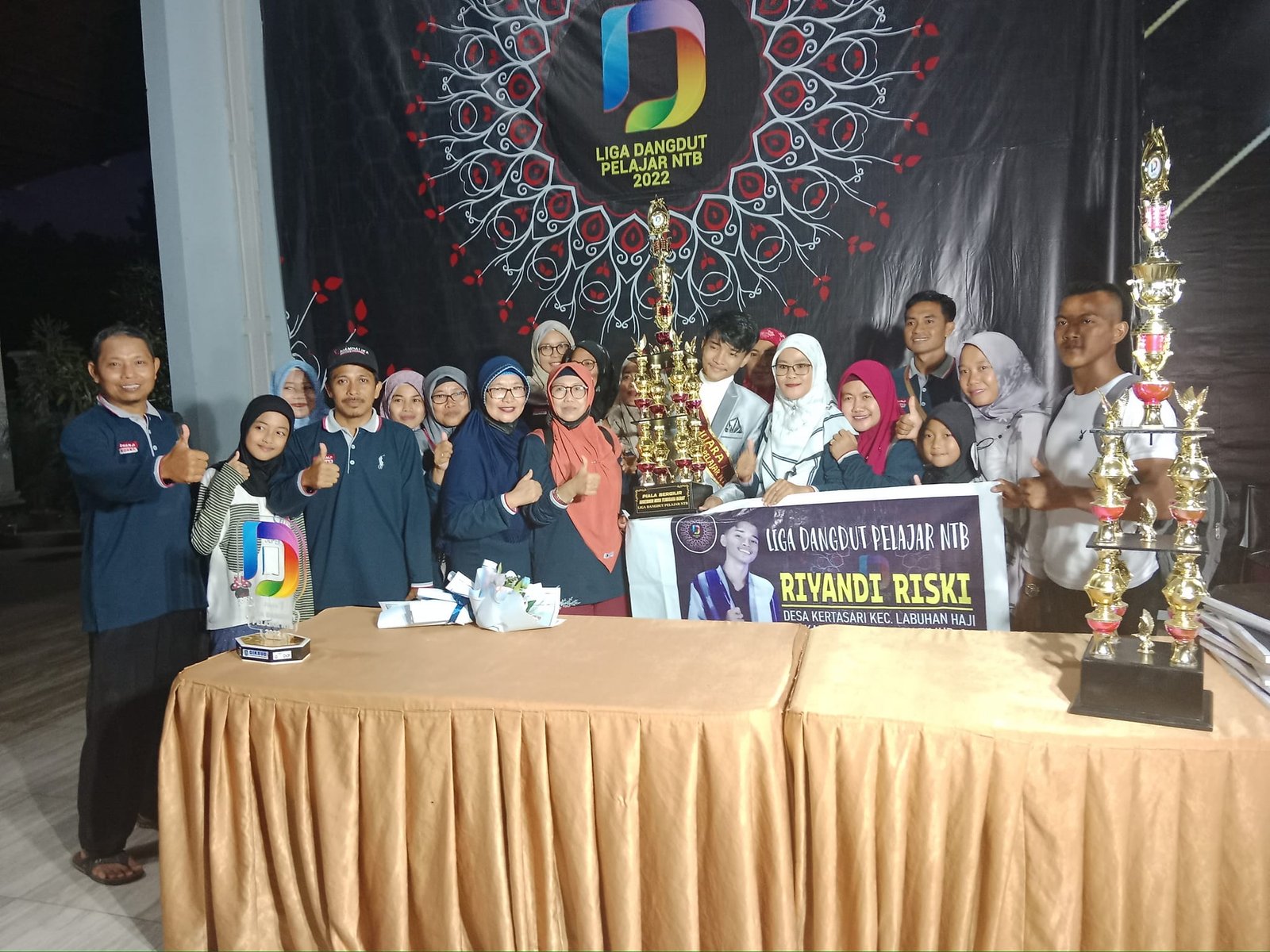 Perwakilan siswa SMAN 1 Labuhan Haji pada ajang LIGA dangdut pelajar NTB berhasil meraih juara 1